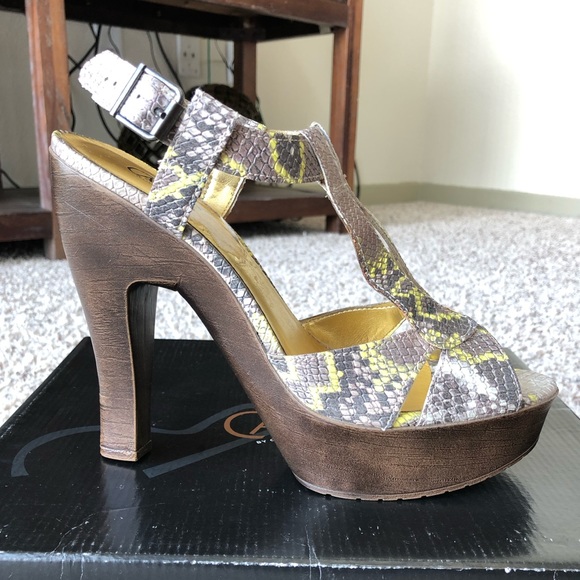 ⭐️ Carlos Santana Snakeskin Print Sandal ⭐️ - Picture 2 of 8